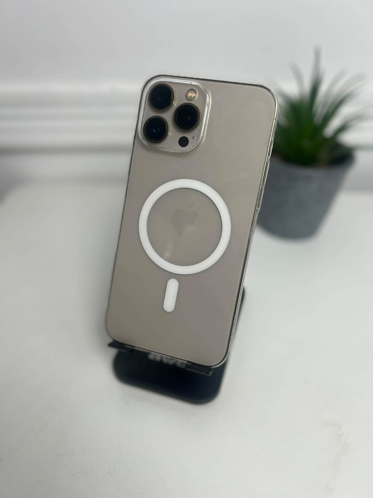 a9ab5243-4dba-4991-aaa7-de18fe48b070 iPhone 16 Pro Max – MagSafe Clear Magnetic Case | جراب شفاف - الصورة 1